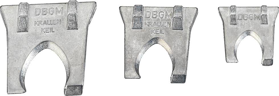 Drie zilveren metalen wiggen van verschillende groottes naast elkaar, met de inscriptie 'DBGM KRAULLEN KIL' op elke wig.