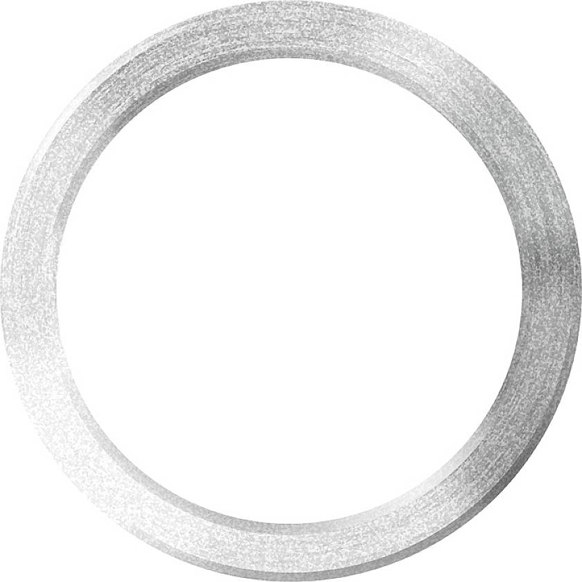Een zilveren, platte ring met een fonkelende textuur, vergelijkbaar met een trouwring, op een witte achtergrond.