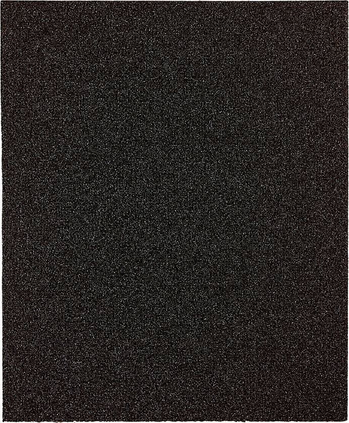 Een rechthoekig stuk schuurpapier, egaal bedekt met een ruwe zwarte korrelachtige textuur, voor een witte achtergrond.
