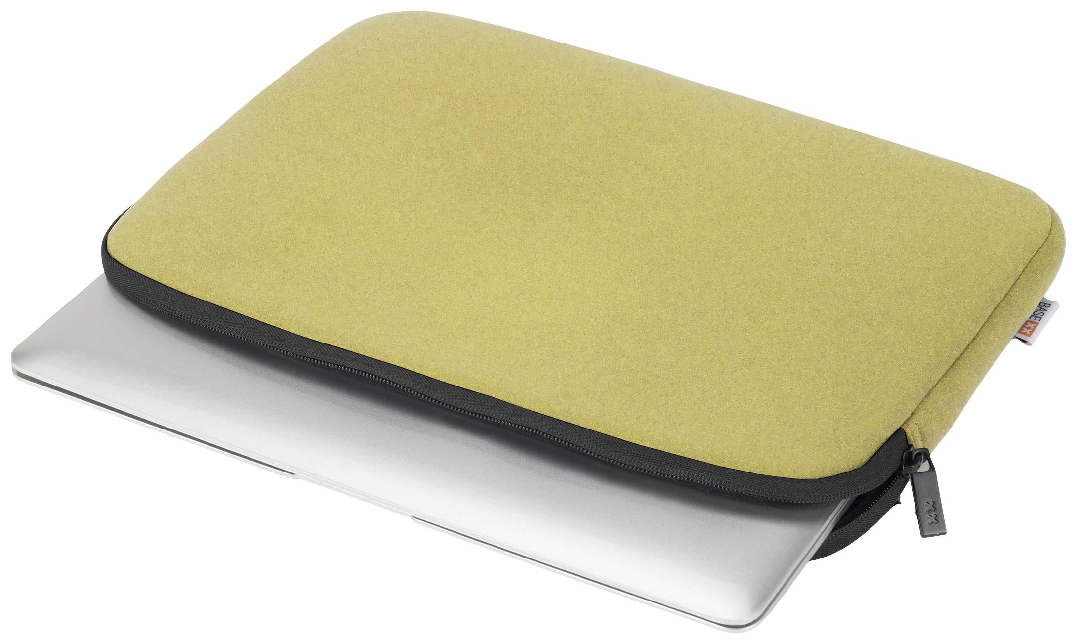 Een zilveren laptop steekt uit een beige laptophoes met rits.