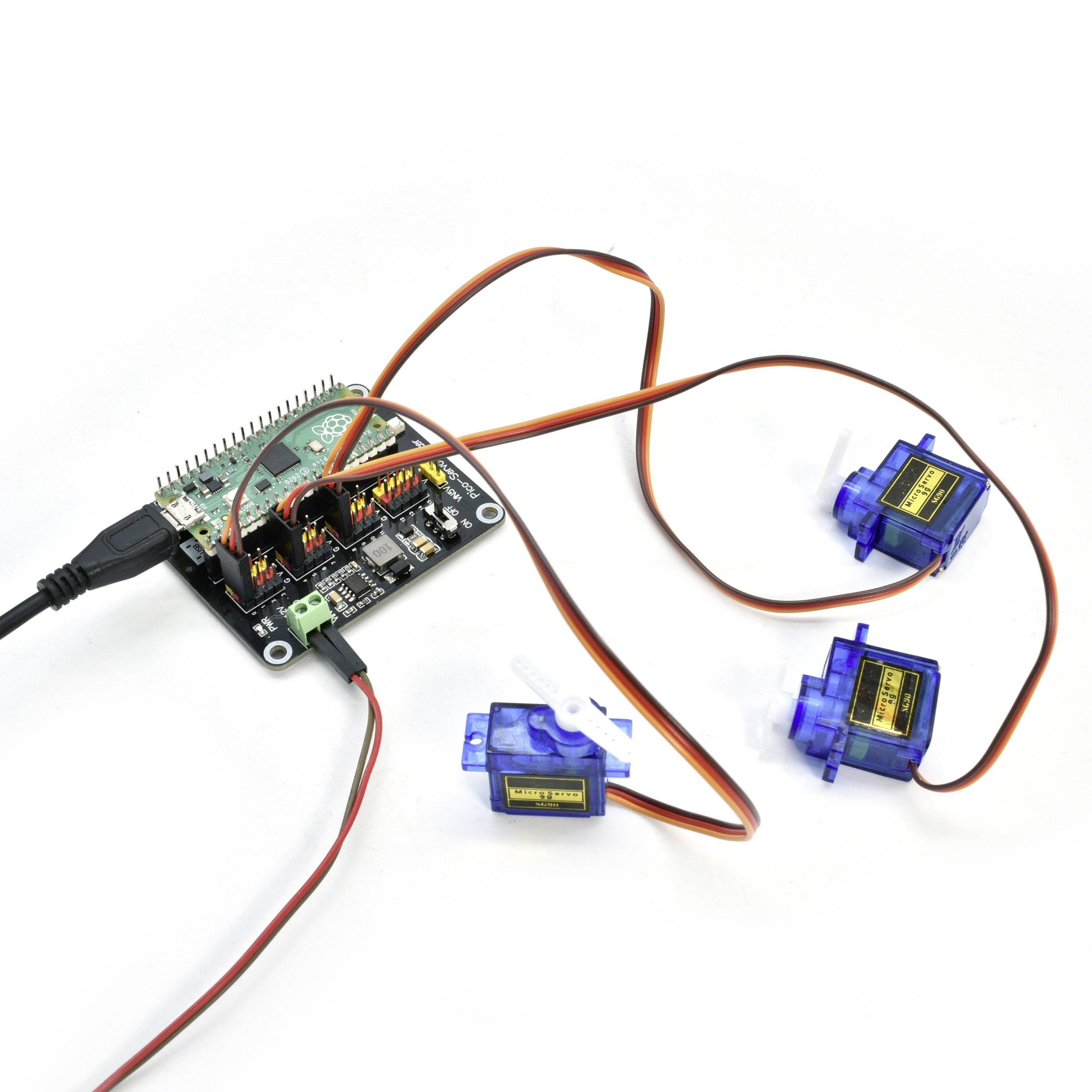Een microcontroller-board met aangesloten servomotoren toont een eenvoudige elektronische schakeling.