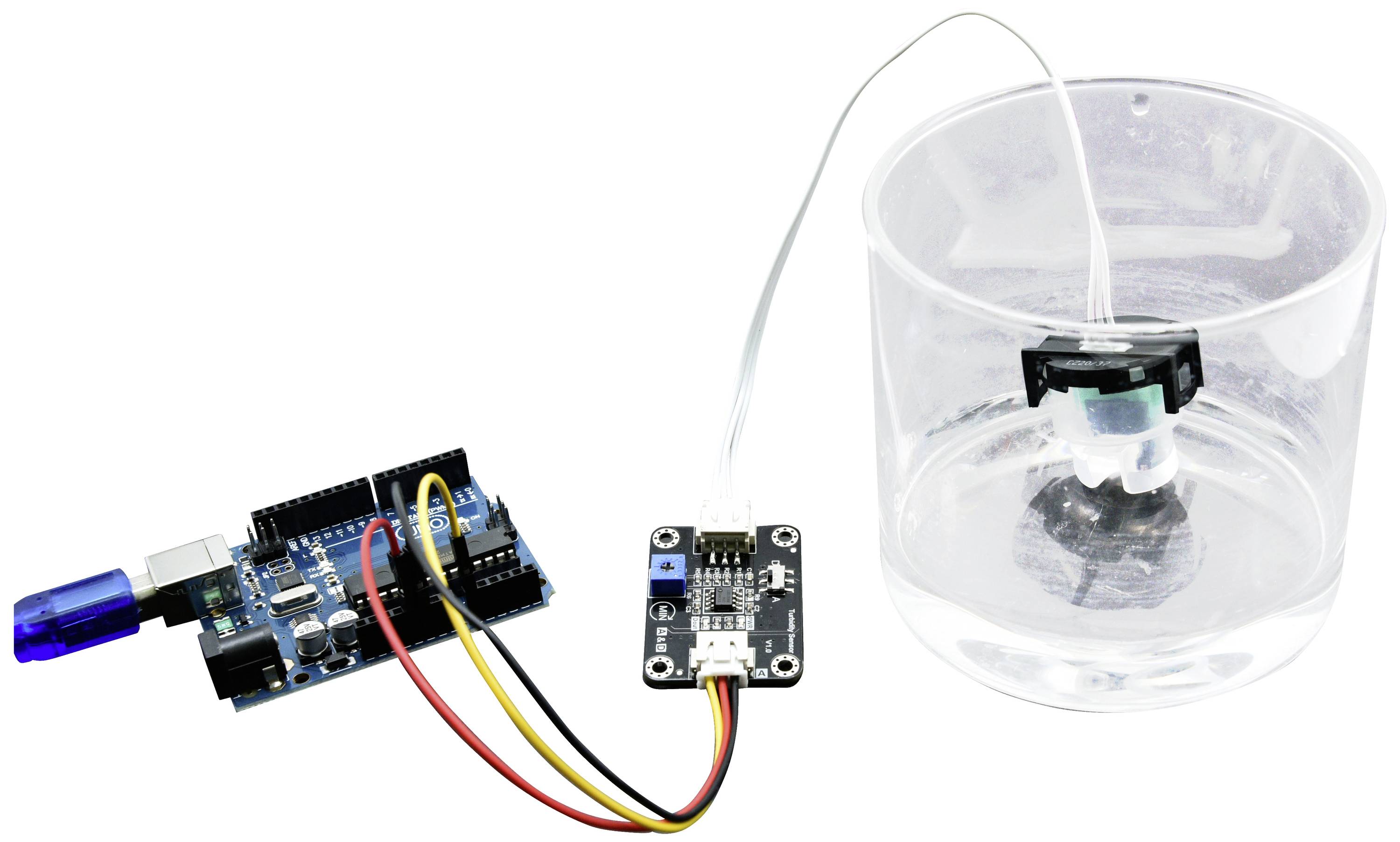 Arduino-bord verbonden met sensor en transparante container met waterniveausensor. Toont een eenvoudige toepassing voor waterniveaumeting.