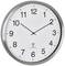 Een ronde wandklok met zwarte uur- en minutenwijzer toont 10:10 uur. Het wijzerblad is wit met zwarte cijfers.