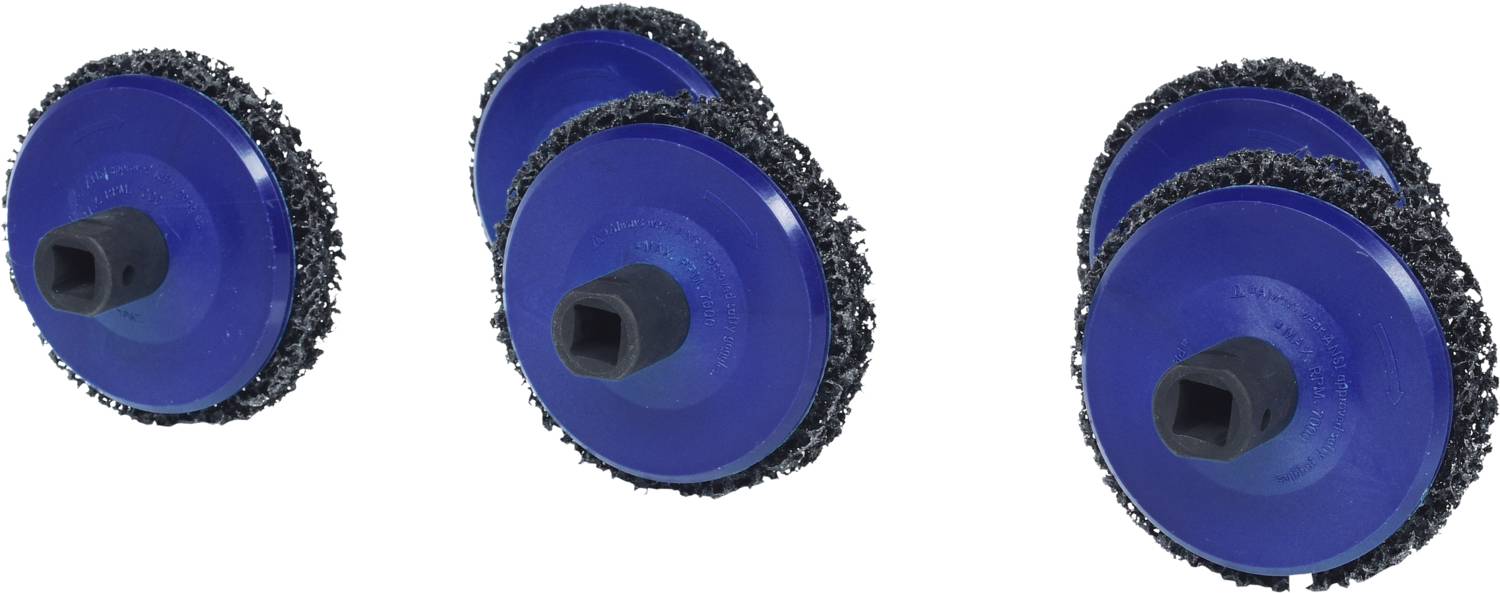 Drie blauwe reinigingsschijven met zwarte borstels, die onder een lichte hoek ten opzichte van elkaar staan. Ze worden gebruikt voor oppervlaktebewerking.