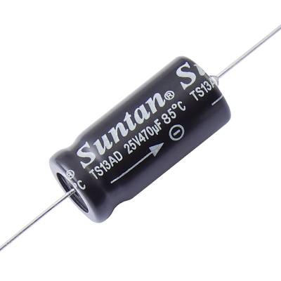 Cilindrische elektrolytische condensator met opschrift 'Suntan TS13AD 25V 470µF 85°C'. Twee metalen aansluitingen aan de uiteinden.