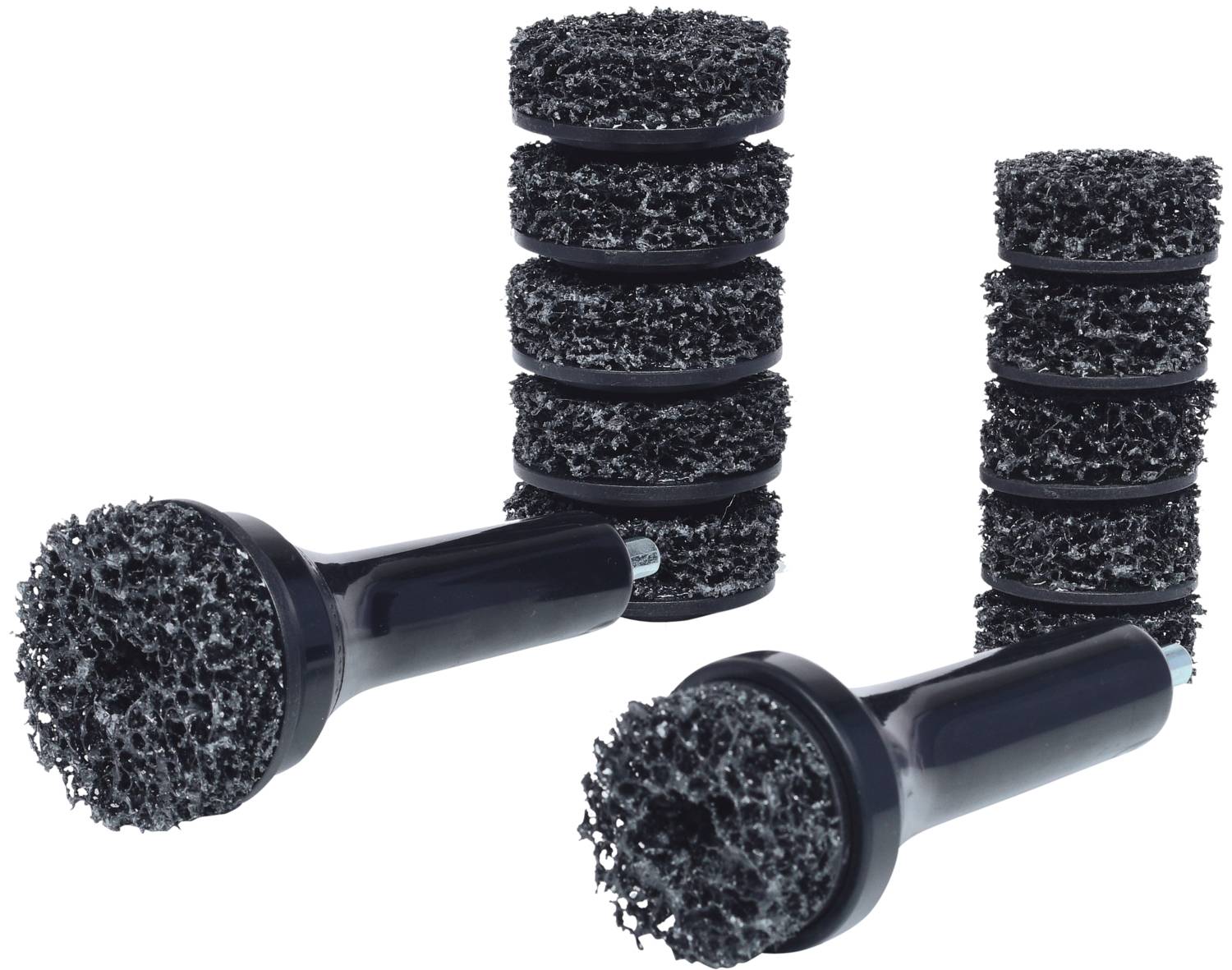 Drie zwarte borstelmondstukken met schurende oppervlakken, verschillende formaten, gestapeld voor reservekoppen op een witte achtergrond.