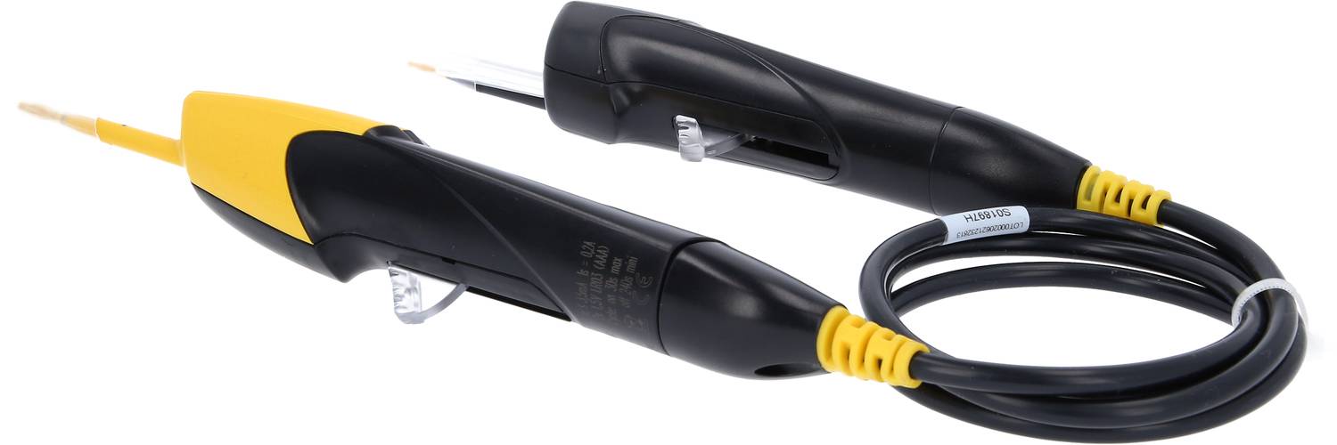 Een zwarte kabel met gele aansluitingen aan beide uiteinden, mogelijk geschikt voor elektrische metingen of verbindingen.