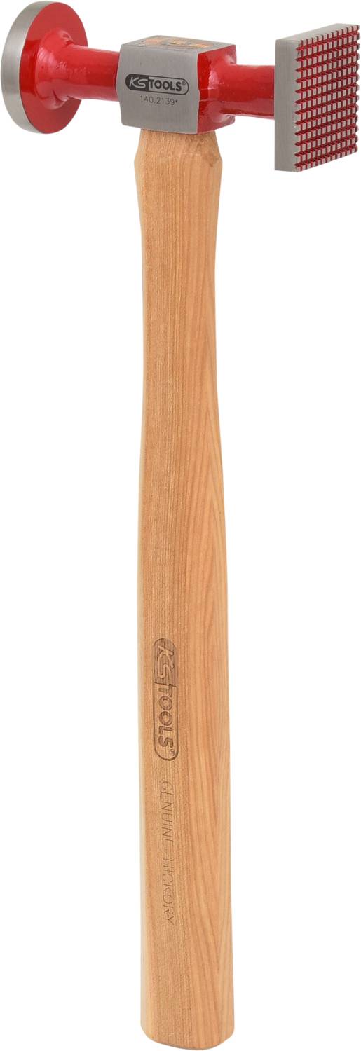 Hamer met een rood-zilveren kop en houten steel, geschikt voor metaalbewerking. Bevat een gladde en een geprofileerde slagvlakte.