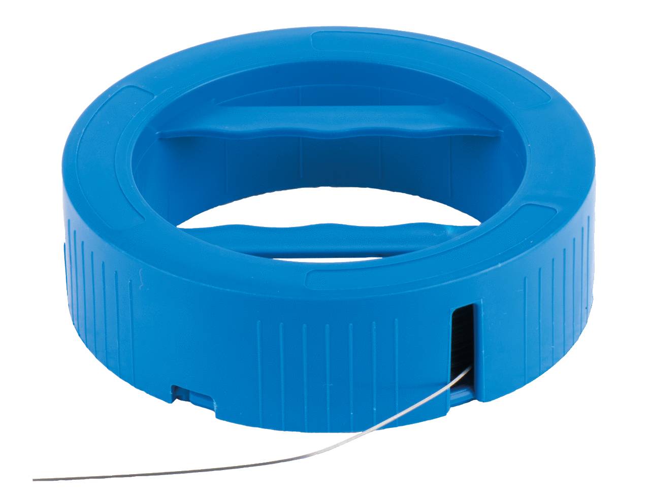 Een blauwe, ronde plastic spoel met zilveren draad eromheen gewikkeld, die door een opening naar buiten wordt gevoerd.