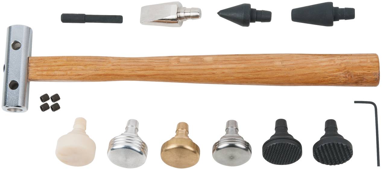 Een hamer met houten handgreep en verwisselbare opzetstukken, inclusief verschillende metalen en kunststof koppen voor uiteenlopende toepassingen.