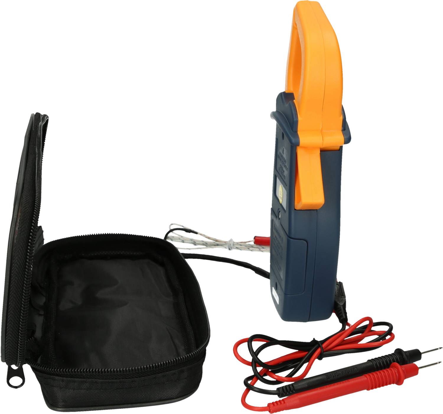 Een digitaal multimeter met klemmen en kabels naast een geopende zwarte draagtas. Ideaal voor het meten van elektrische waarden.