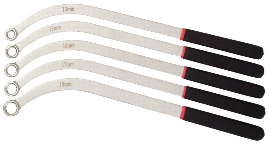 Vijf moersleutels met anti-slip grip, maten: 13mm, 15mm, 16mm, 17mm, 19mm. De handgrepen zijn zwart met een rode streep.