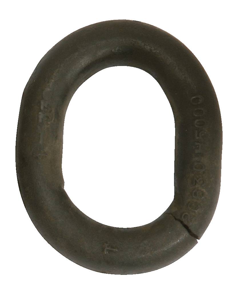Een metalen ring met een ovale vorm. Er is een zichtbare scheur aan de rechterbenedenhoek van de ring.