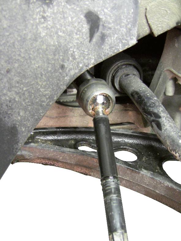 Auto-onderdeel close-up, toont een bevestigde stuurstang met aangrenzende delen van een wielophanging.