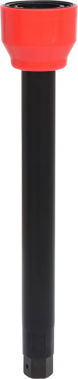 Rode zaklamp met lange zwarte handgreep, rechtop staand, op witte achtergrond.