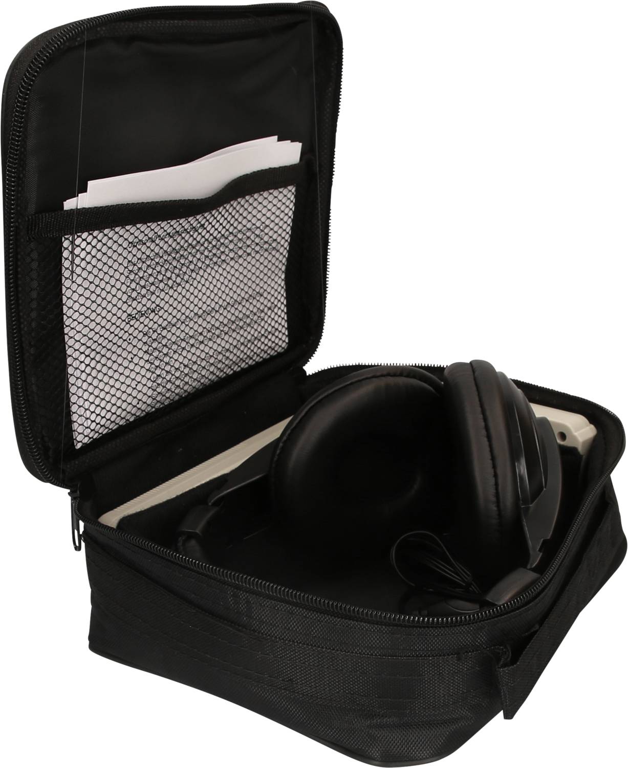 Zwart etui met rits, met daarin een grote zwart gedempt koptelefoon en enkele documenten.