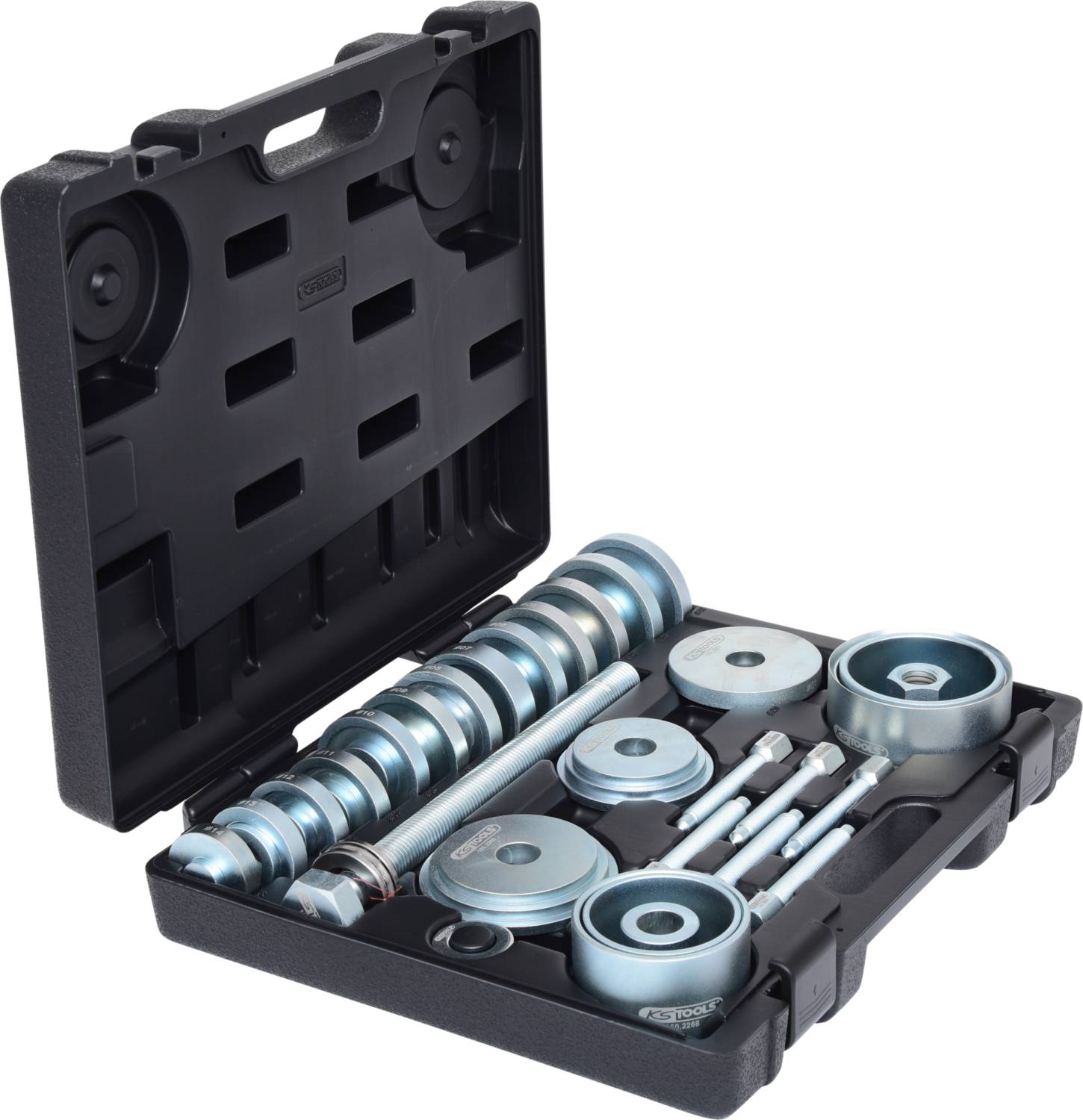 Een geopende zwarte kunststof koffer bevat een set metalen gereedschappen, inclusief verschillende ringen en staven, die netjes zijn gerangschikt.