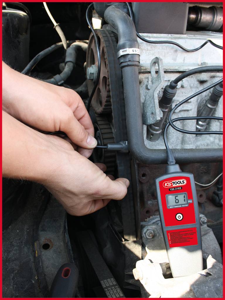 'Meetapparaat aangesloten op motor, meet spanning tijdens reparatiewerkzaamheden.'