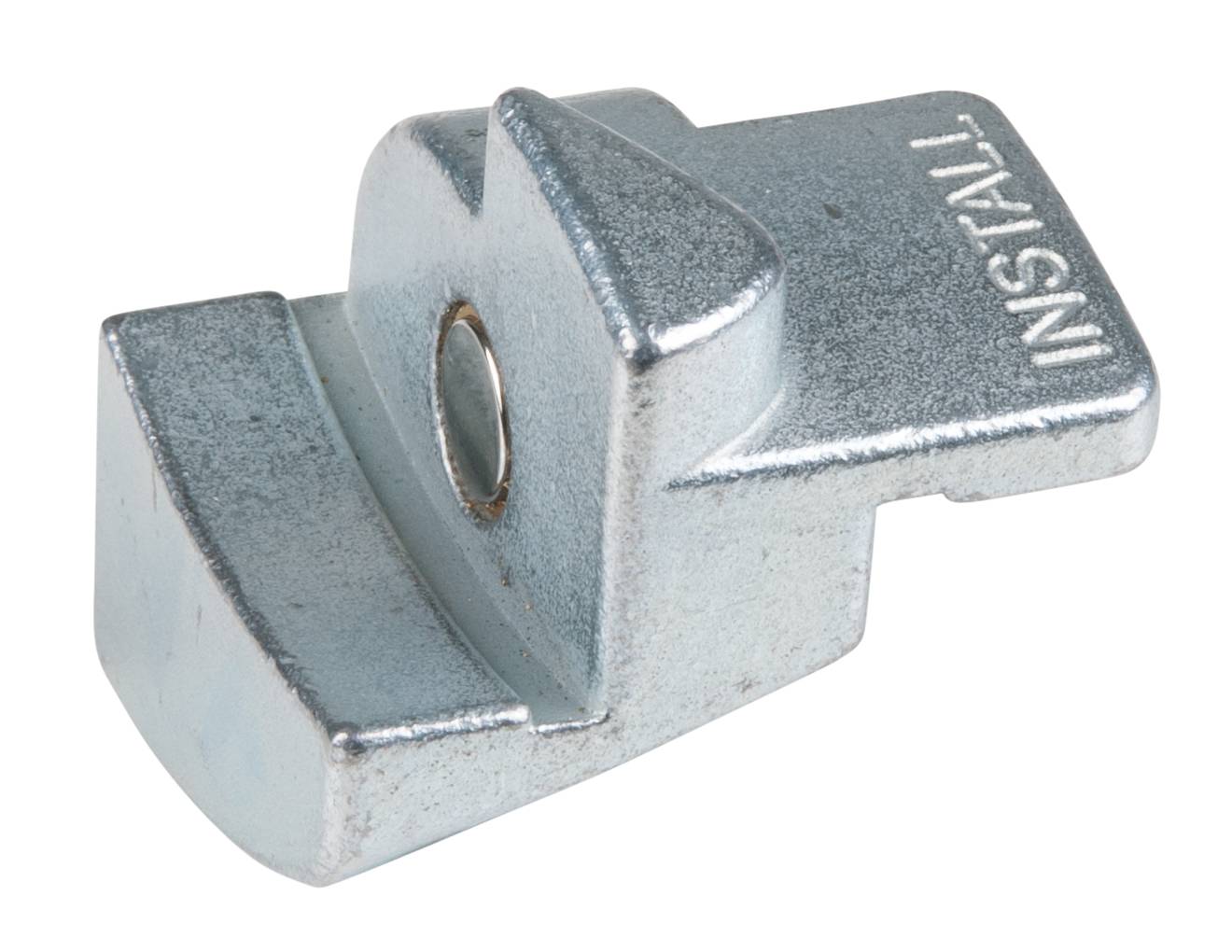 Metalen onderdeel met de tekst 'INSTALL', vermoedelijk een bouwcomponent of verbindingselement.