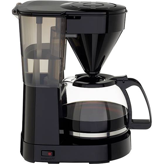 Een zwarte koffiezetapparaat met glazen kan, gevuld met vers gezette koffie. Het apparaat staat rechtop op een aanrecht.