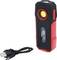 Draagbare LED-lamp met een rood en zwart behuizing, rechts ernaast een USB-oplaadkabel. Ideaal voor mobiele verlichting.
