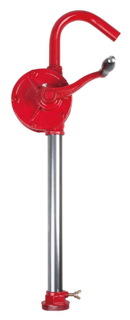 Rode handpomp met metalen behuizing en slinger, voor handmatige vloeistofpomping, op witte achtergrond.