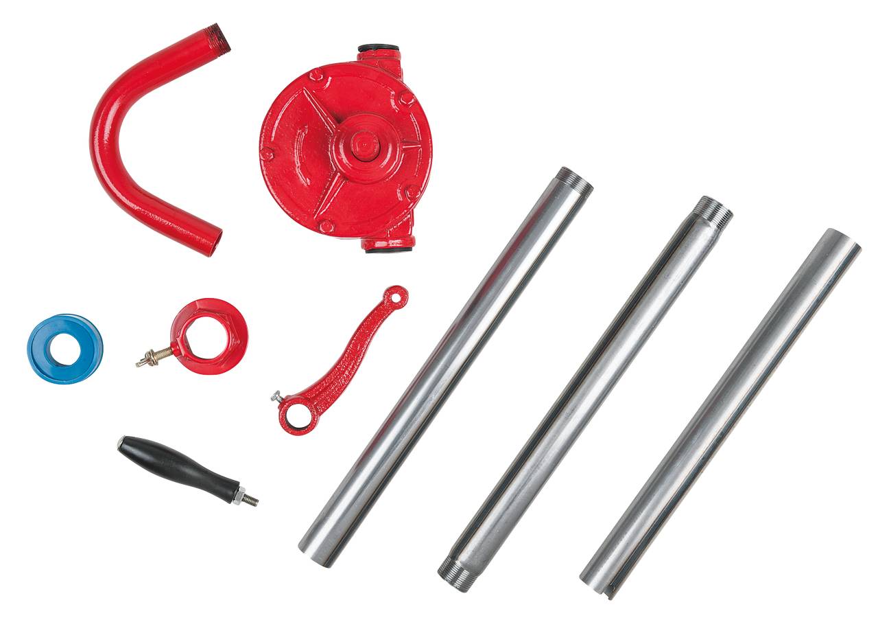 Onderdelen van een handpomp in Rood, Blauw en Zwart. Bevat een rode krukbehuizing, drie metalen buizen en overig toebehoren.