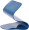 Een blauwe, gebogen stoel met een minimalistisch ontwerp dat als decoratief meubelstuk in een moderne ruimte zou kunnen dienen.