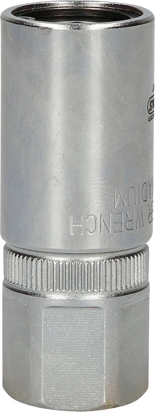 Een zilveren metalen dopsleutelopzetstuk, geschikt voor schroeven of moeren.