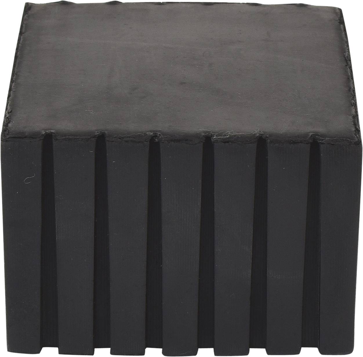 Zwarte kunststofblok met geprofileerde zijden en een gladde oppervlakte, mogelijk een technisch onderdeel of decoratief object.