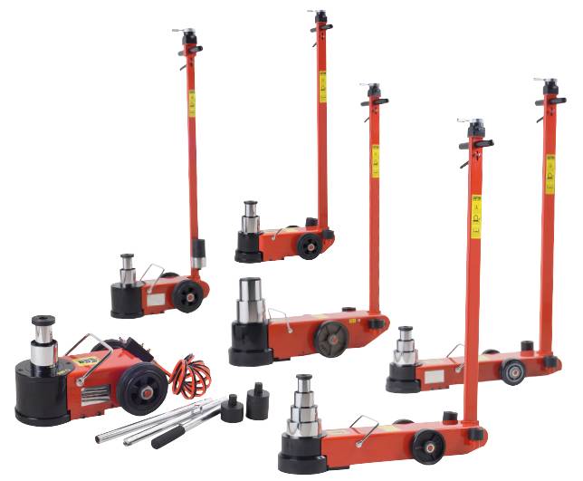 Verschillende hydraulische krikken in verschillende posities, hoofdzakelijk in het rood, met toebehoren zoals handgrepen en stekkers afgebeeld.