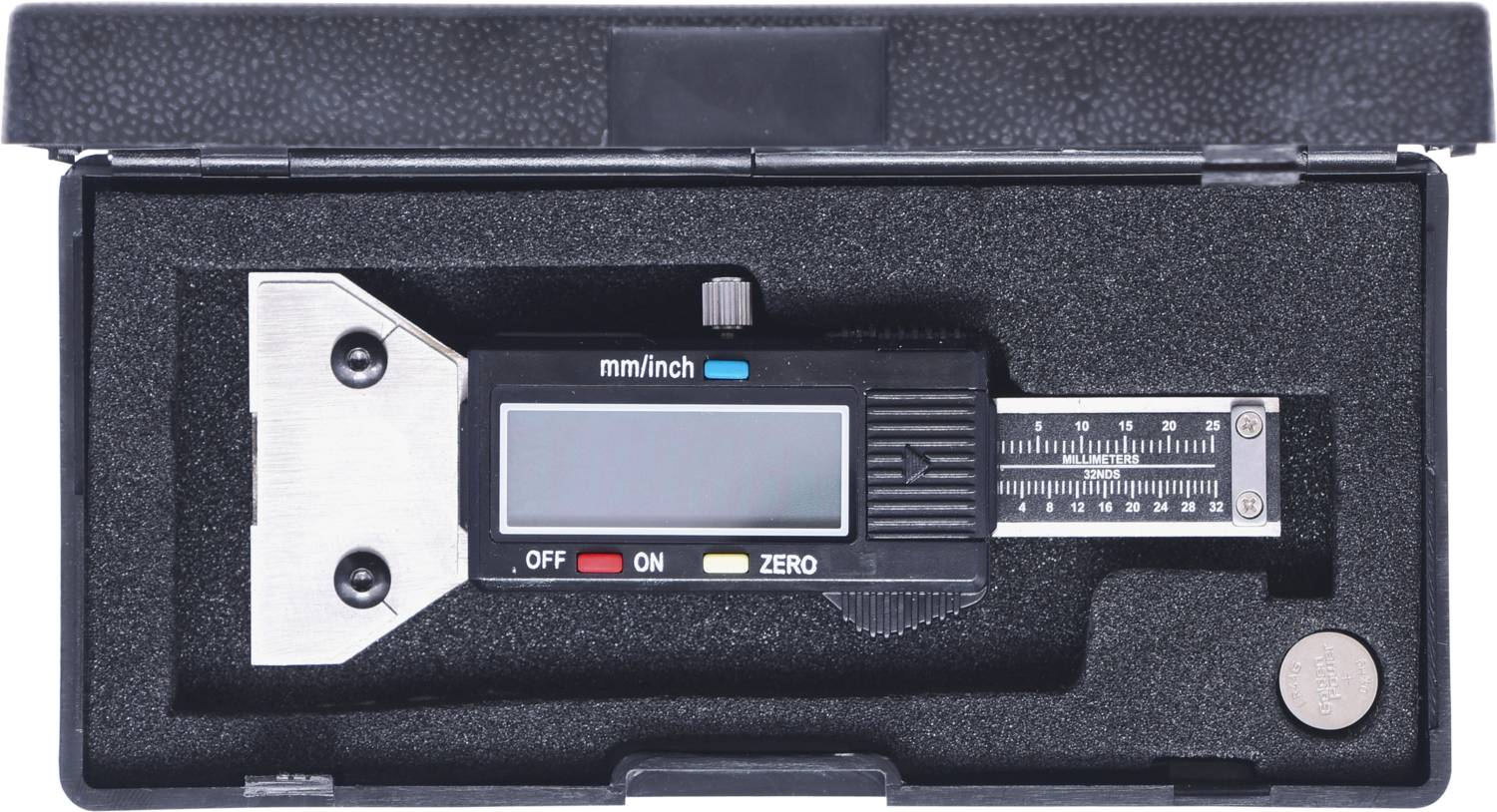 Een digitale schuifmaat in een etui, voorzien van een lcd-display en markeringen voor millimeters en inches.