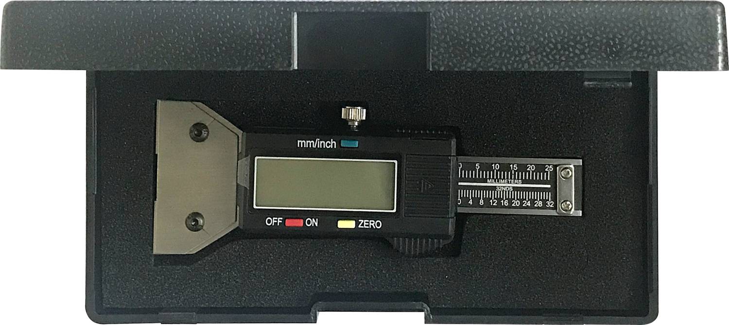 Digitale schuifmaat in zwart etui, met schakelaar voor aan/uit en nulinstelling, display in mm en inches.