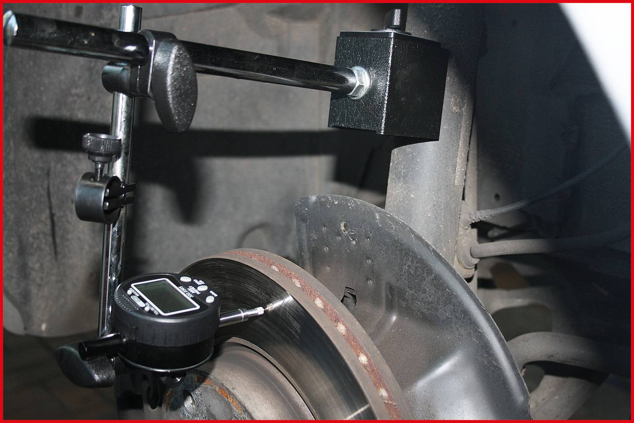 Een remschijfmeetapparaat meet de slijtage van een remschijf aan een voertuig. Het meetapparaat geeft digitale waarden weer.