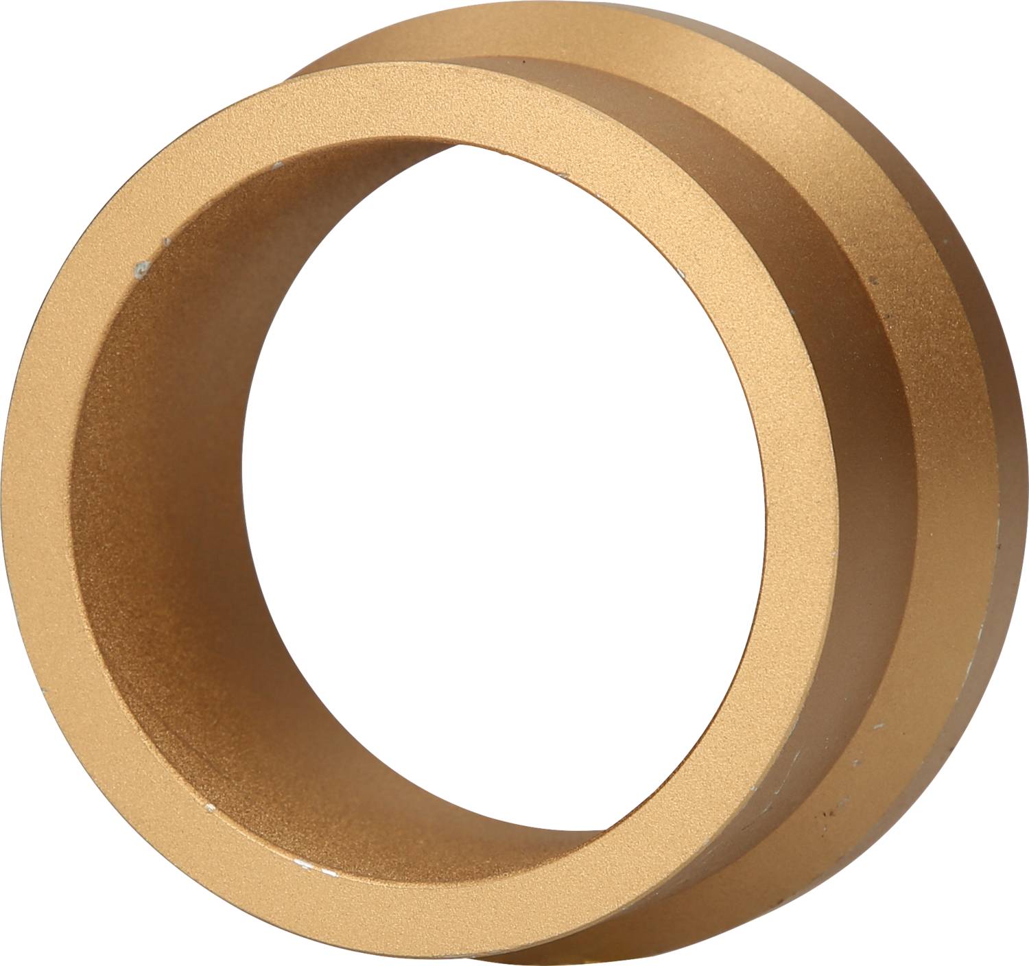 Een goudkleurige metalen ring, cilindrisch en glad, staat rechtop.