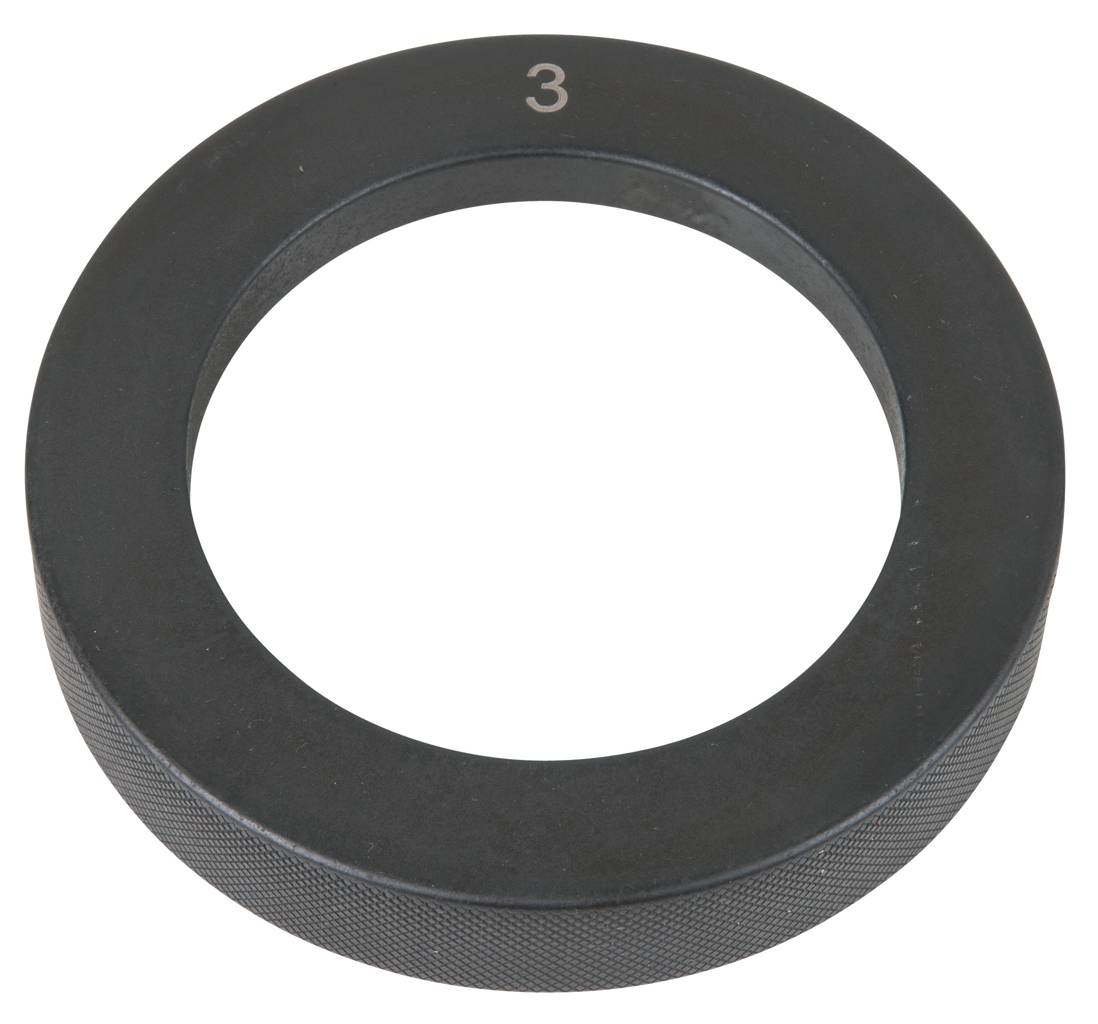 Zwarte metalen ring met het getal '3' bovenaan. De ring is plat en heeft een grote ronde opening in het midden.