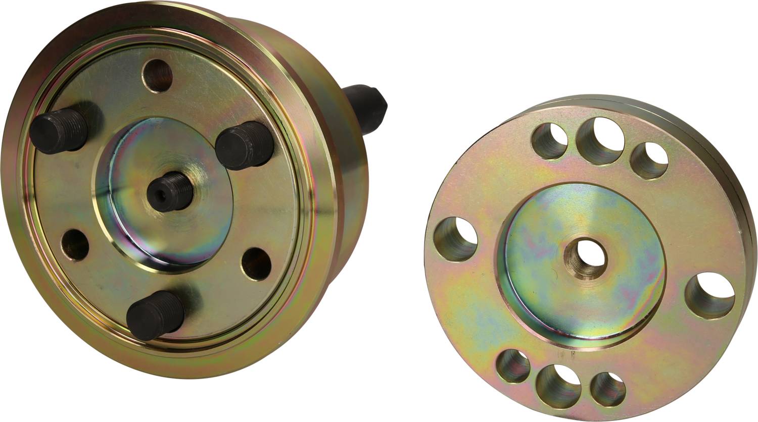 Twee metalen auto-onderdelen met gaten en bouten, vermoedelijk adapters of montageplaten. Ze zijn rond van vorm met een gouden oppervlak.