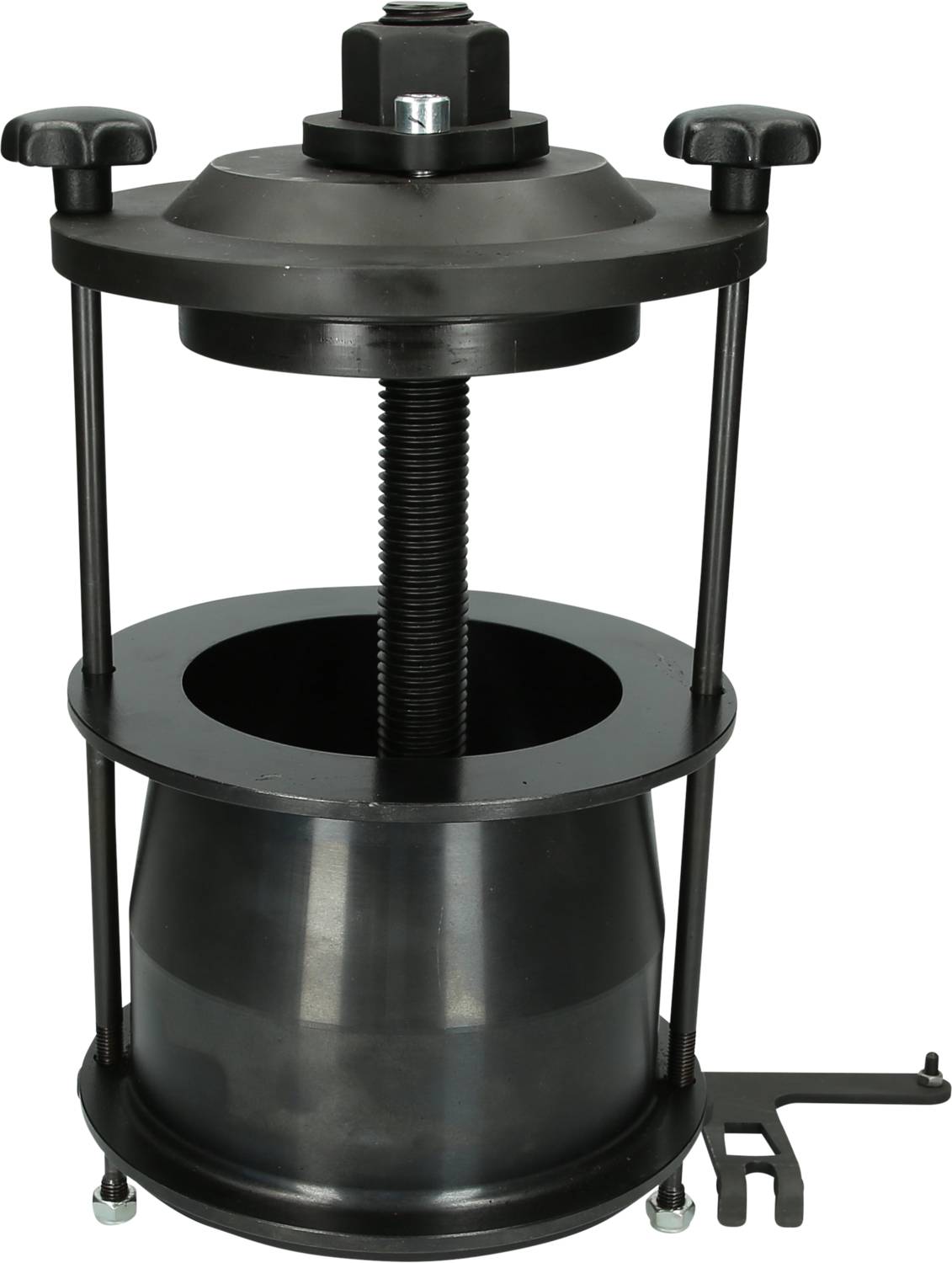 Een zwarte metalen pers met schroefmechanisme, vaak gebruikt in werkplaatsen om materialen samen te drukken of te vormen.