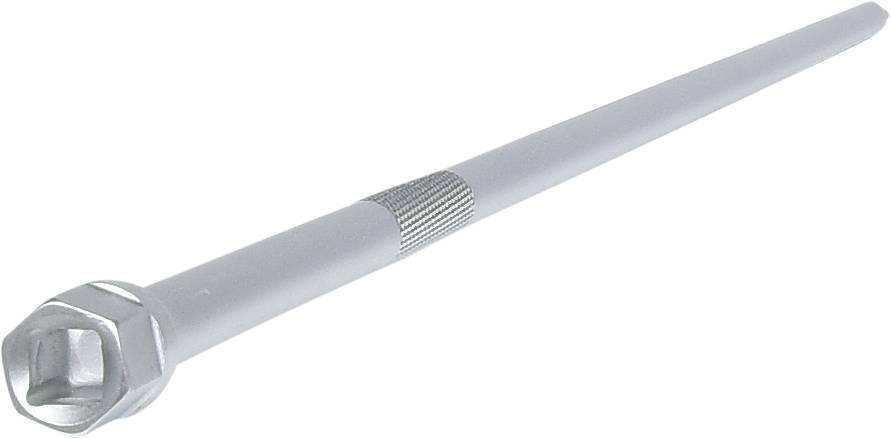 Lange, zilveren moersleutel met geribbeld handvat, gebruikt voor het aandraaien of losdraaien van schroeven of moeren.