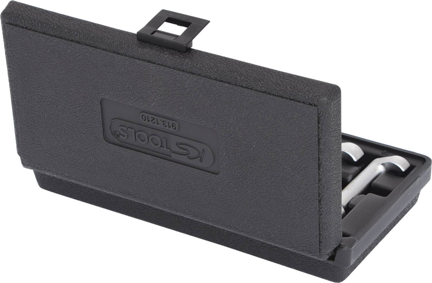 Zwarte gereedschapskoffer met opengeslagen deksel. Drie verschillende moersleutels zijn zichtbaar.