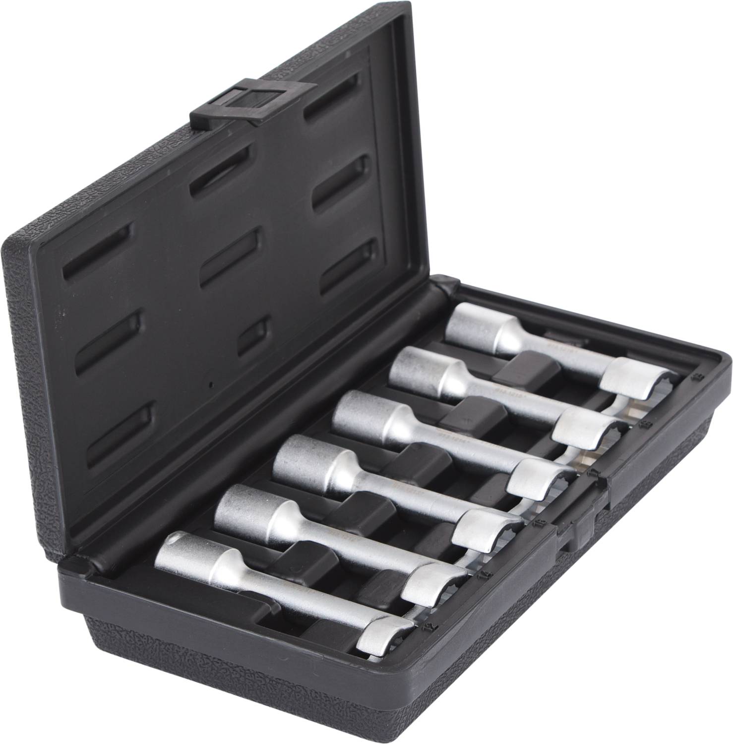 Een zwarte gereedschapskoffer met acht zilveren dopsleutels in verschillende maten, netjes gerangschikt in de houders.