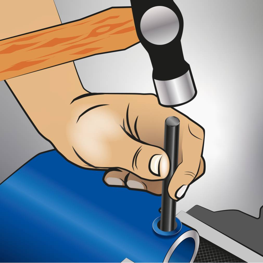 Een hand houdt een metalen pen vast terwijl een hamer deze in een blauwe buis slaat. Op de achtergrond is een bankschroef zichtbaar.