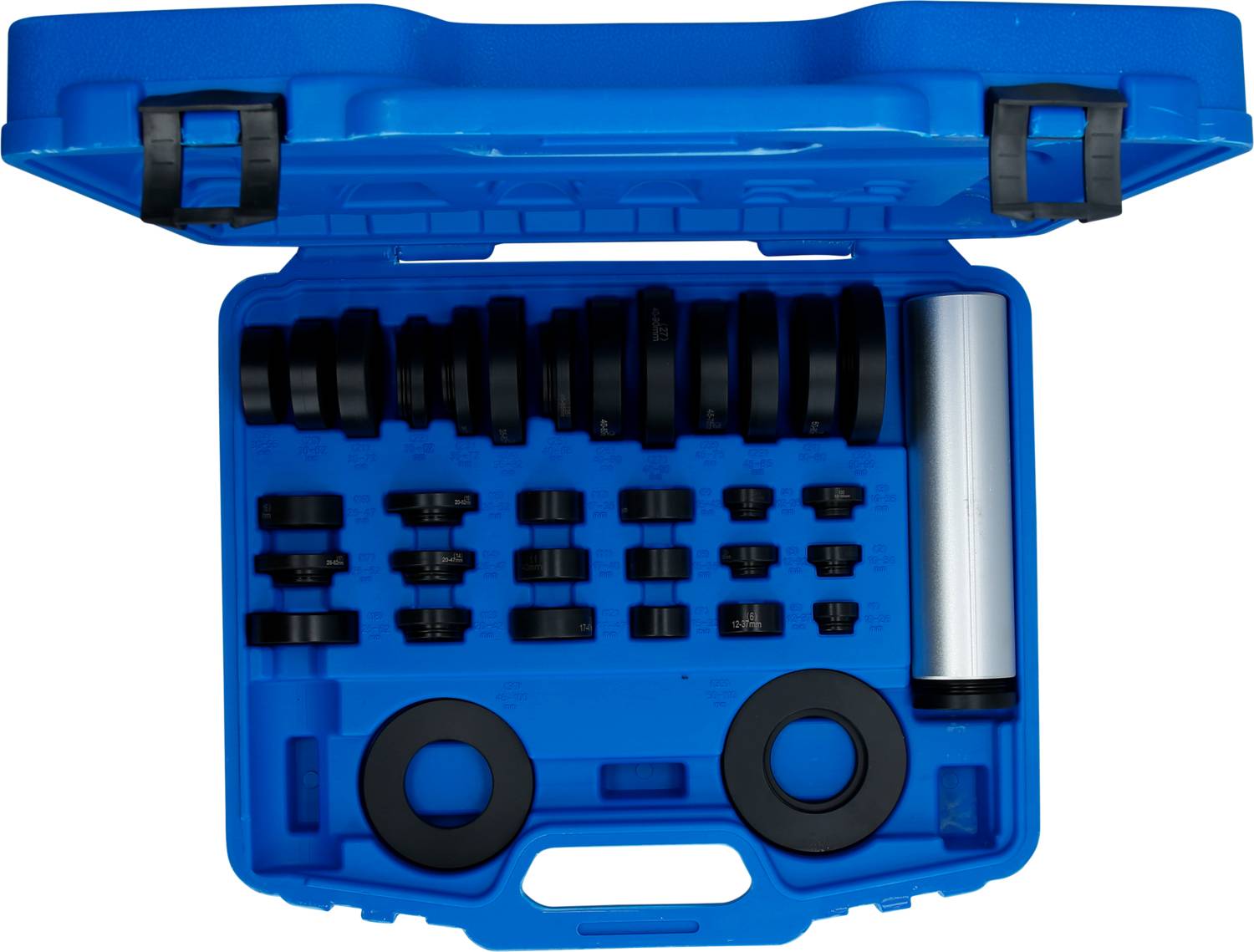 Blauwe gereedschapskist met verschillende zwarte en zilveren adapters en ringen in verschillende maten, netjes gerangschikt aan de binnenkant.
