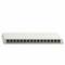 Een witte netwerk-switch met 16 Ethernet-poorten, gebruikt voor het verbinden van computers in een lokaal netwerk.