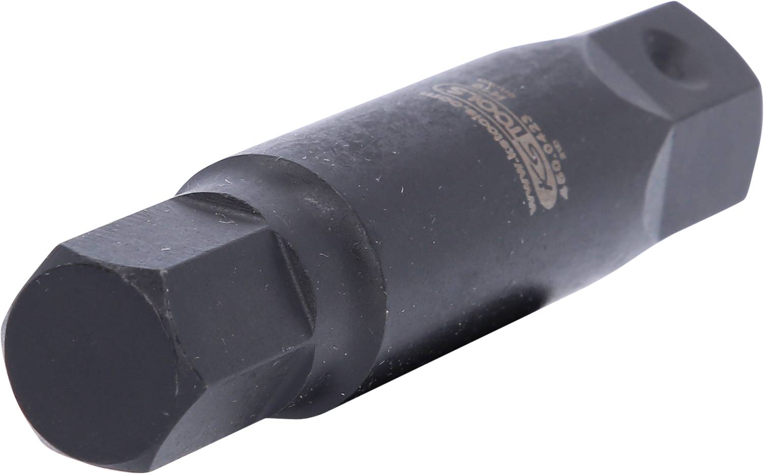 Een zwarte metalen steeksleuteladapter met zeskante uiteinden, gebruikt voor het verbinden van verschillende gereedschapsformaten.