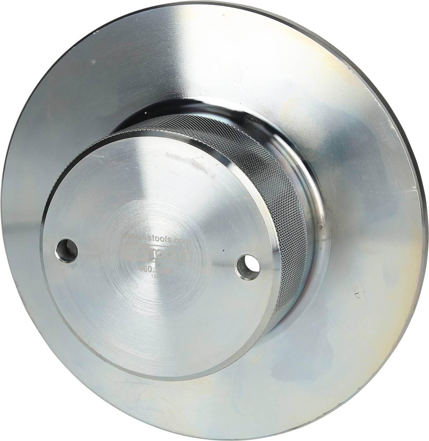 Een zilveren metalen remschijf, rond en glad, met een centrale bevestigingsvoorziening en twee gaten voor montage.