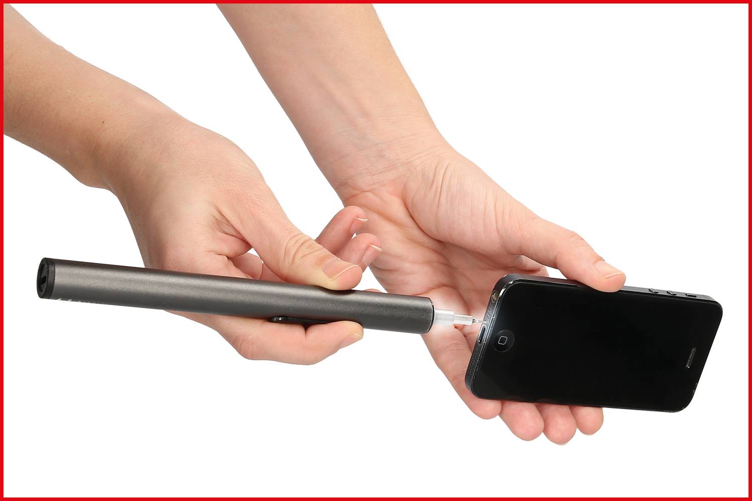 Twee handen houden een smartphone en een cilindrische powerbank vast, terwijl ze met elkaar zijn verbonden om de telefoon op te laden.