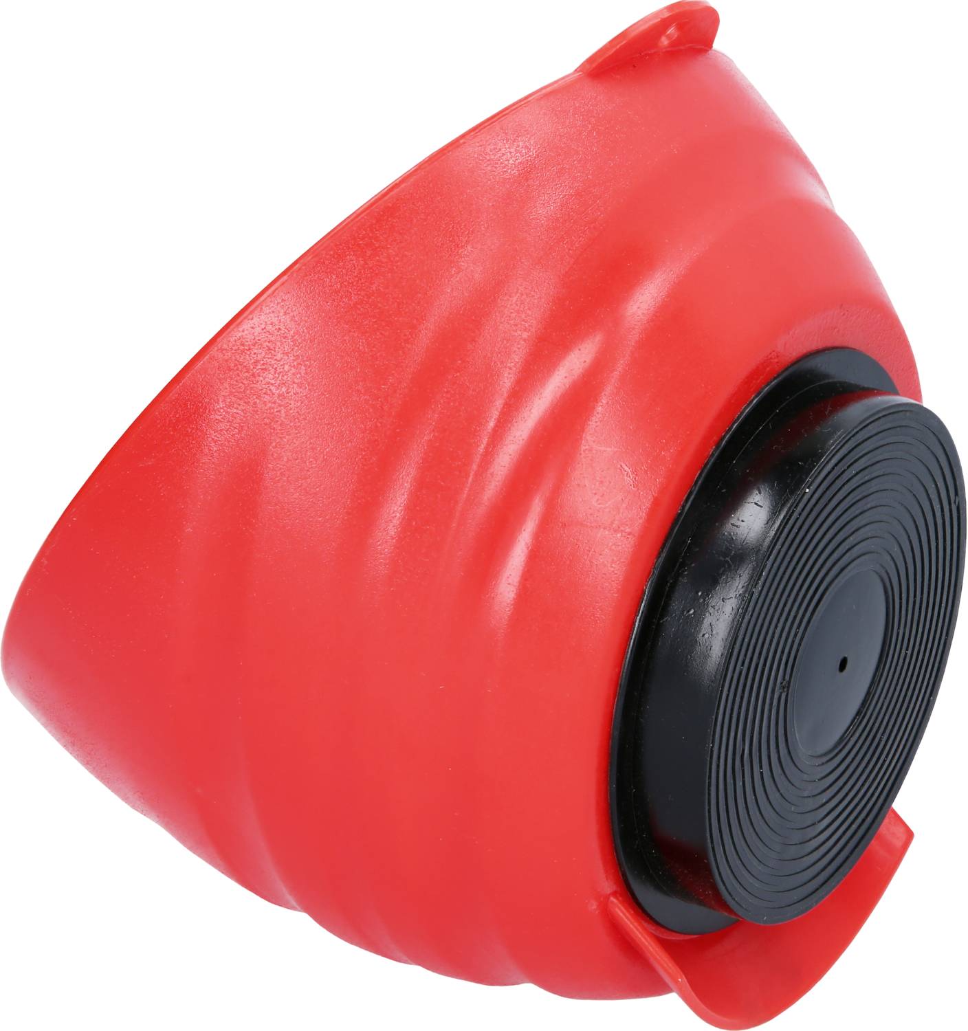 Een rode, geribde plastic container met een zwarte bodem, waarschijnlijk bedoeld voor het schenken van vloeistoffen, weergegeven vanuit de zijkant.