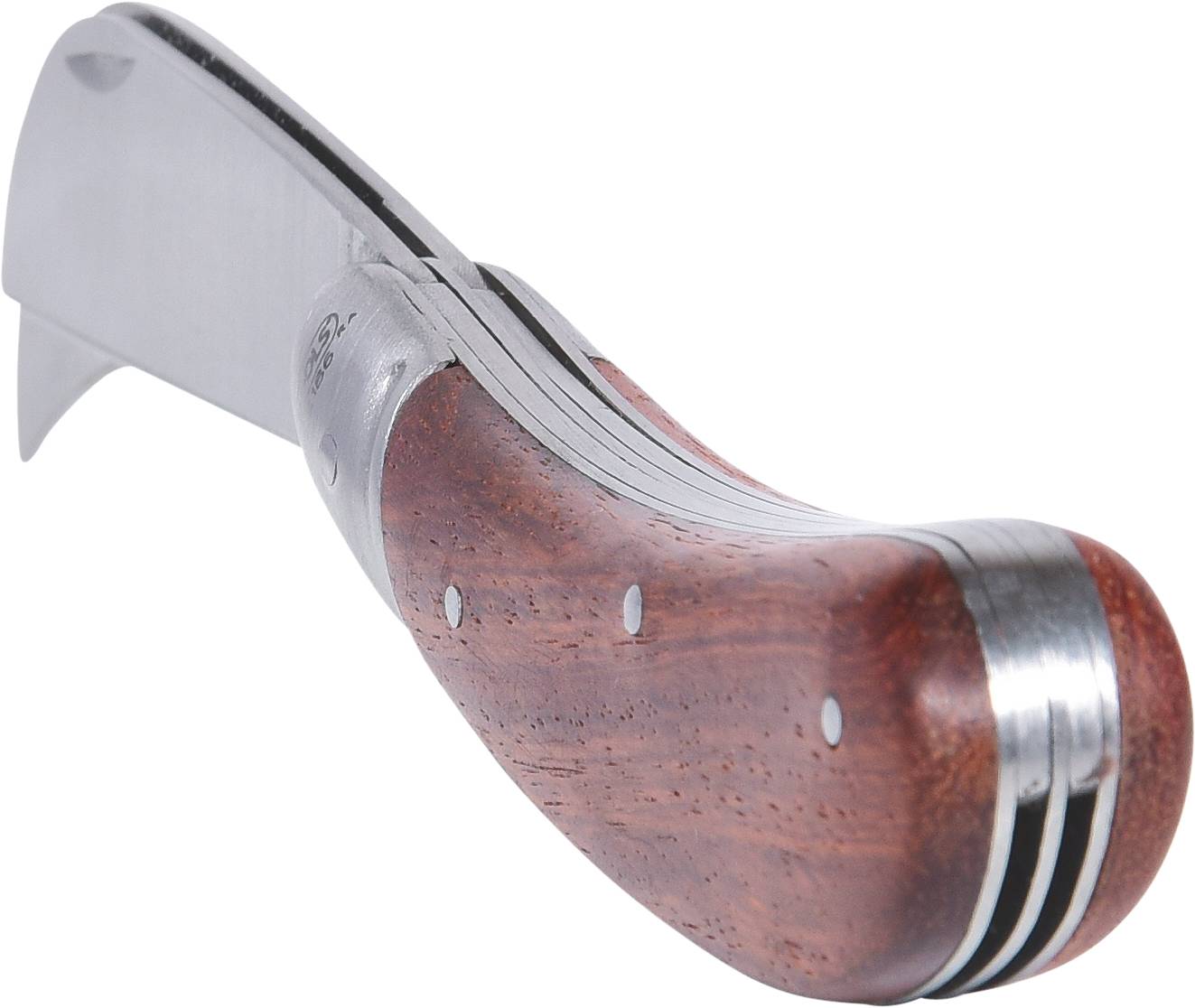 Een gebogen kastanjemesje met houten handvat en zilveren details, primair ontworpen voor het snijden van hout.