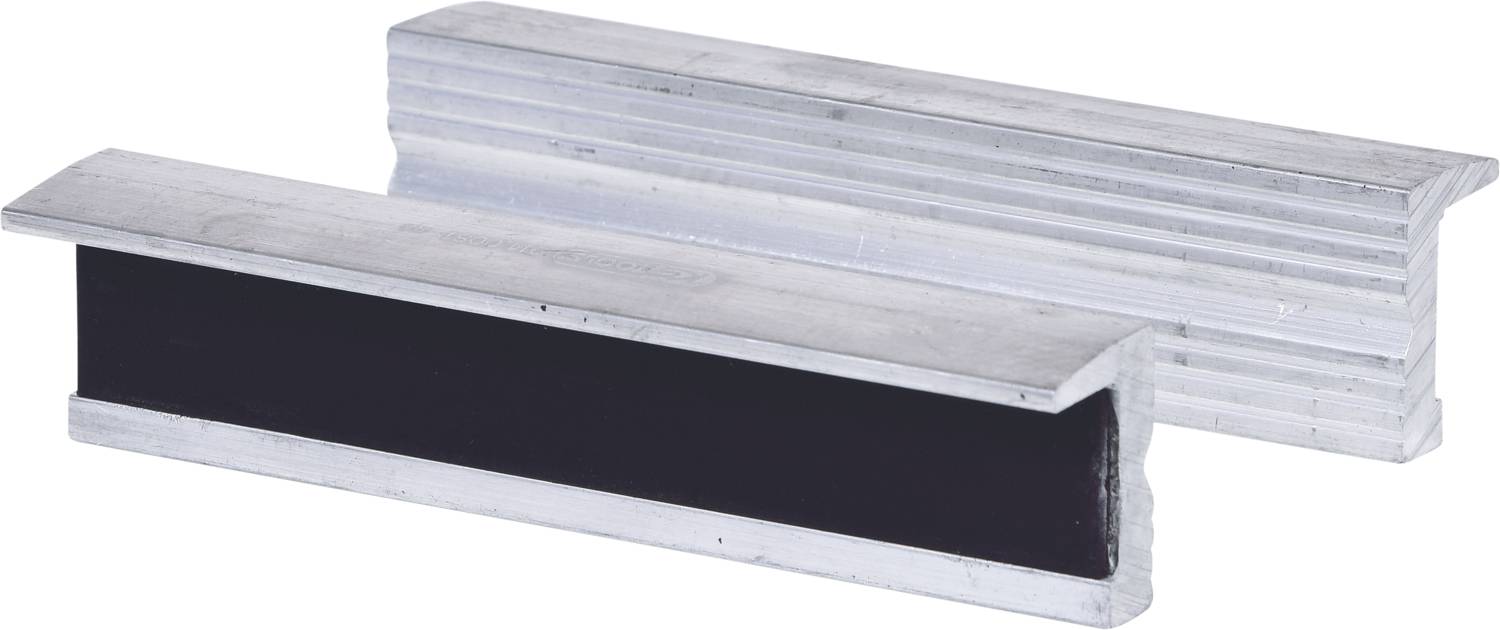 Twee aluminium klemprofielen met een rechthoekige doorsnede, waarvan één is voorzien van een zwart gerubberd oppervlak voor betere grip.